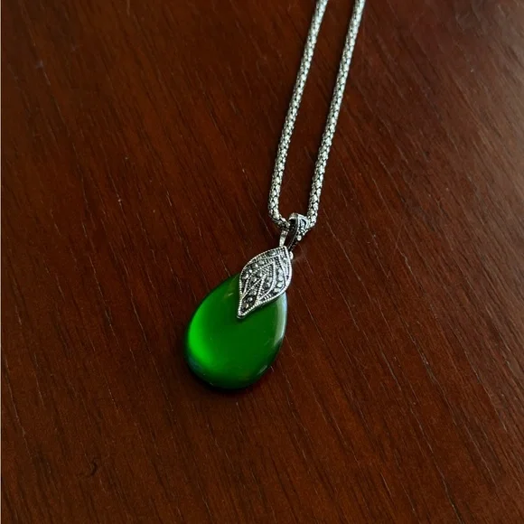 Green teardrop necklace - Picture 2 of 2